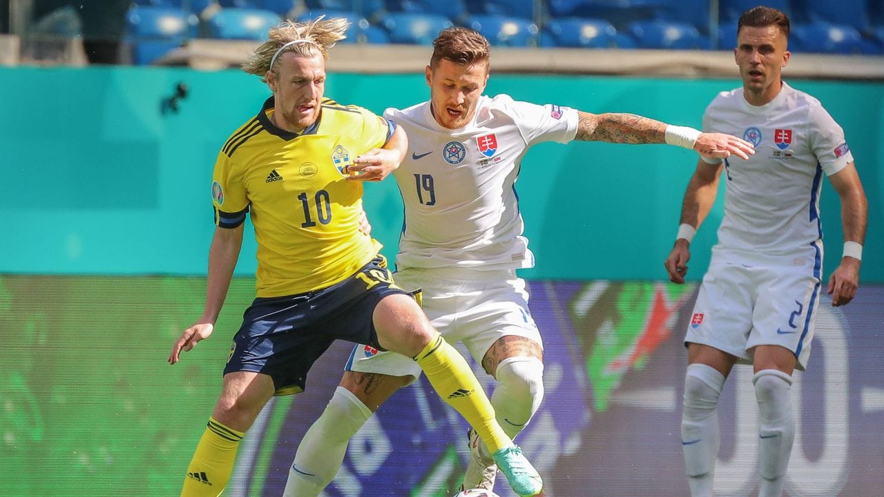Schwedens Emil Forsberg (l) kämpft mit dem Slowaken Juraj Kucka um den Ball.