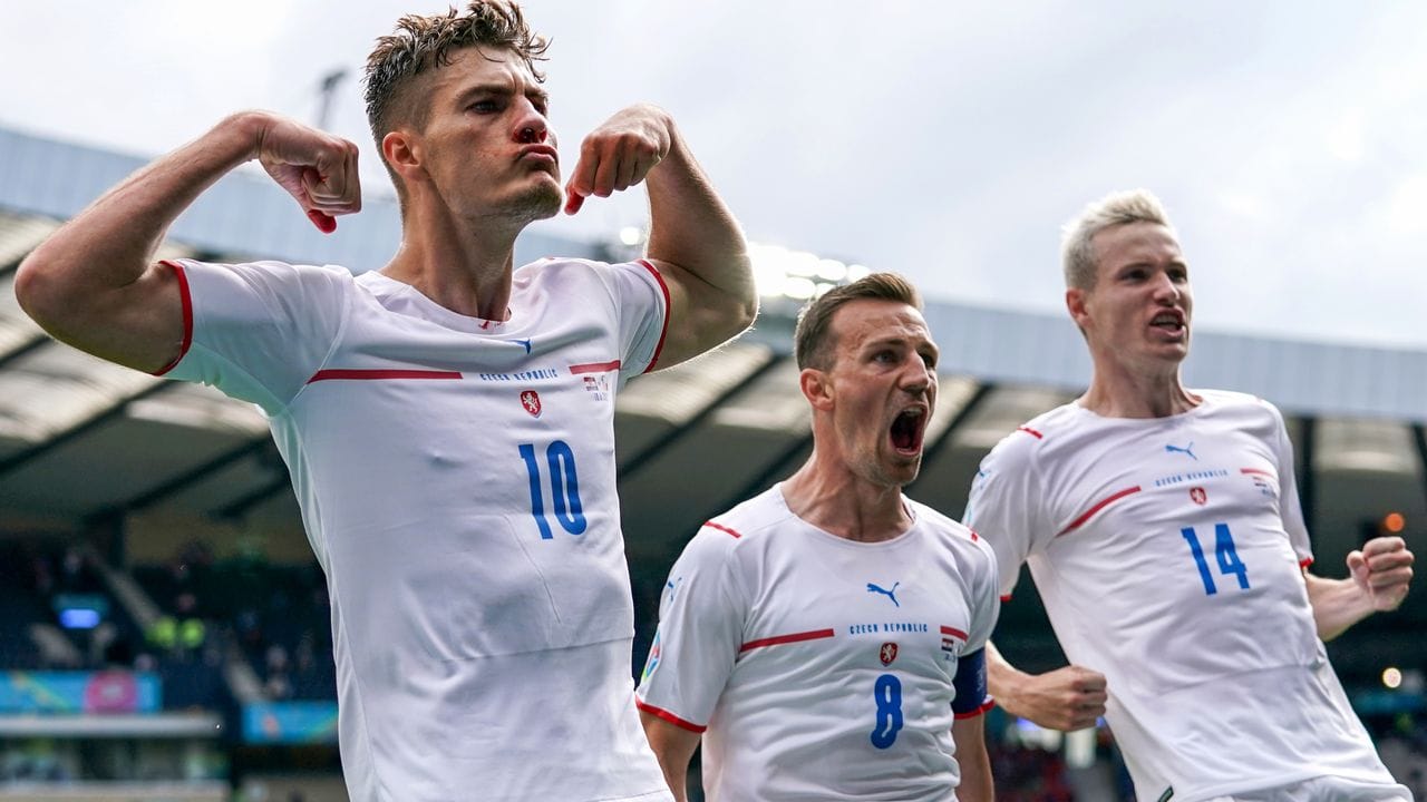 Torschütze Patrik Schick (l-r) feiert mit Vladimír Darida und Jakub Jankto den 1:0-Führungstreffer. Torschütze Patrik Schick (l-r) feiert mit Vladimír Darida und Jakub Jankto den 1:0-Führungstreffer.