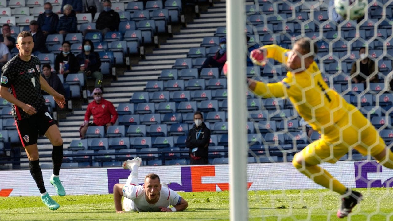 Kroatiens Ivan Perisic (l) trifft zum 1:1-Ausgleich. Kroatiens Ivan Perisic (l) trifft zum 1:1-Ausgleich.