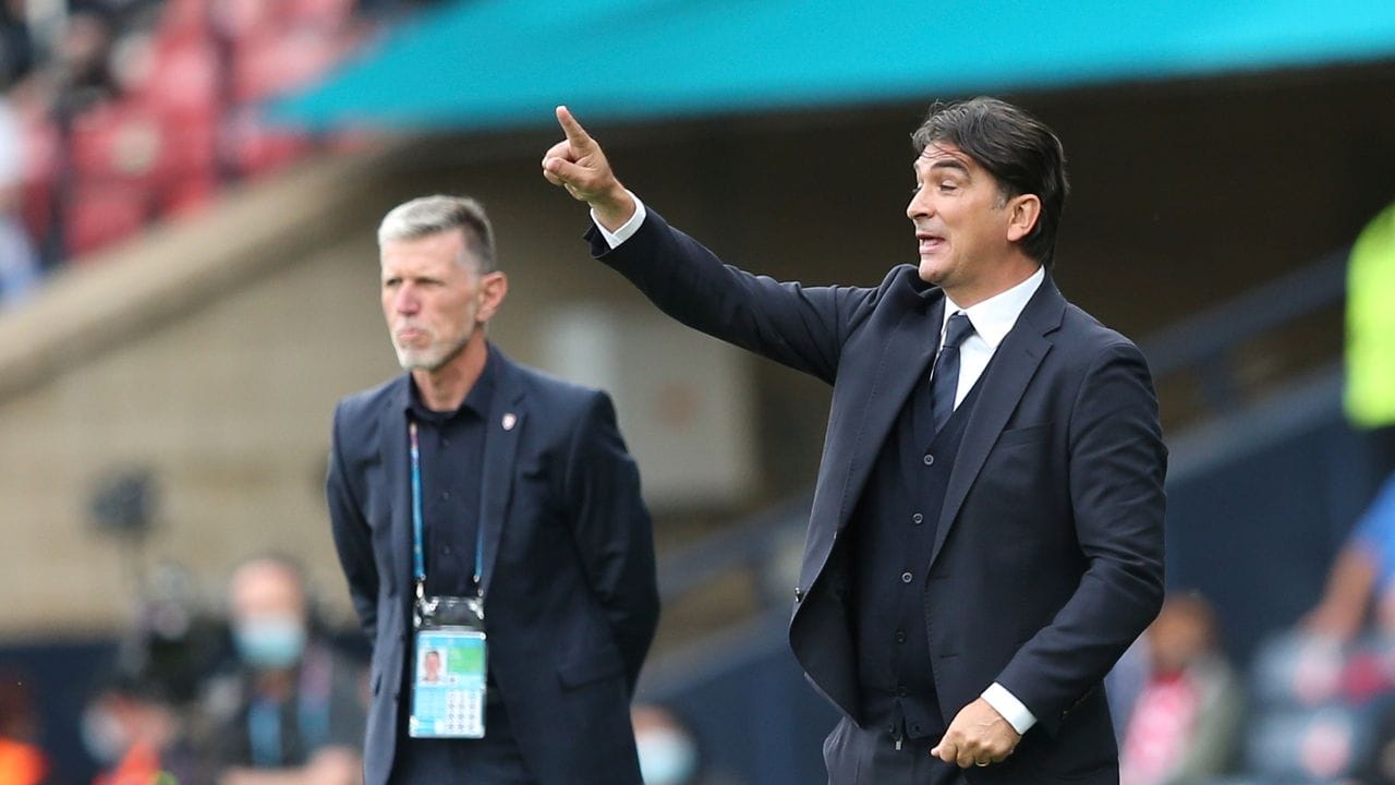 Im Vordergrund gestikuliert Zlatko Dalic (r), Trainer der Kroaten, im Hintergrund steht Jaroslav Silhavy, Trainer der tschechischen Nationalmannschaft. Im Vordergrund gestikuliert Zlatko Dalic (r), Trainer der Kroaten, im Hintergrund steht Jaroslav Silhavy, Trainer der tschechischen Nationalmannschaft.