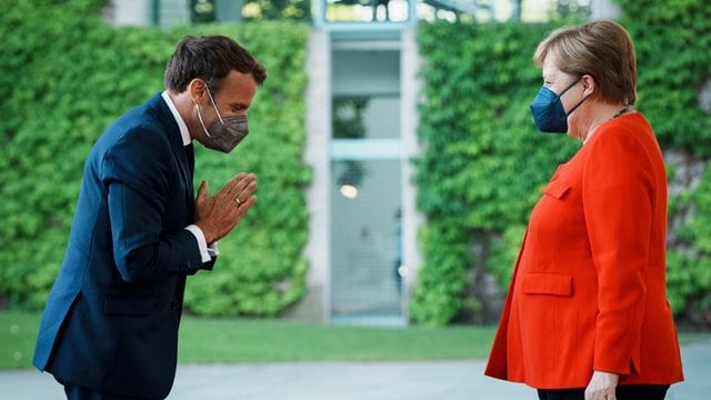 Emmanuel Macron begrüßt Angela Merkel vor dem Bundeskanzleramt.