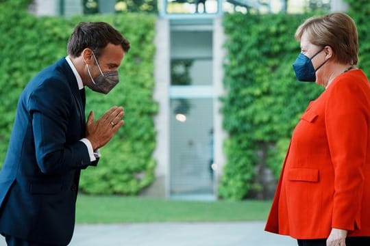 Emmanuel Macron begrüßt Angela Merkel vor dem Bundeskanzleramt.