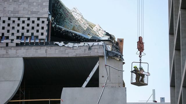 Rettungskräfte neben der eingestürzten Grundschule in Antwerpen.