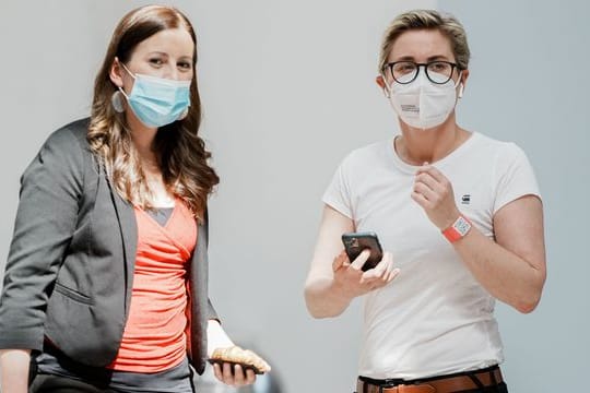 Die Parteivorsitzenden Janine Wissler (l) und Susanne Hennig-Wellsow.