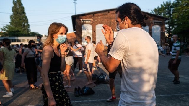 Wird der Sommer ausgelassen? Die Sieben-Tage-Inzidenz fällt laut RKI weiter. Wird der Sommer ausgelassen? Die Sieben-Tage-Inzidenz fällt laut RKI weiter.