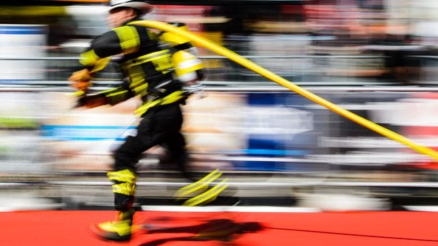 Ein Teilnehmer absolviert bei den "FireFit European Championships" den Parcours.