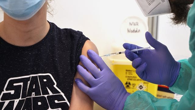 In Weimar werden an einem speziellen Familienimpftag auch Jugendliche gegen das Virus geimpft. In Weimar werden an einem speziellen Familienimpftag auch Jugendliche gegen das Virus geimpft.