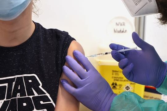 In Weimar werden an einem speziellen Familienimpftag auch Jugendliche gegen das Virus geimpft.