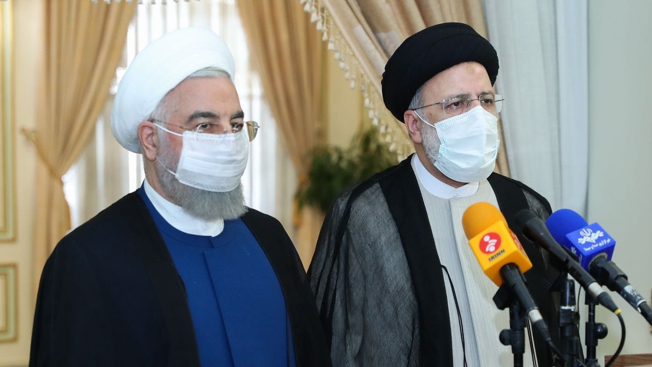 Der scheidende iranische Präsident Hassan Ruhani (l) tritt mit seinem gewählten Nachfolger Ebrahim Raeissi vor die Presse.