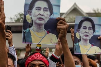 Bereits unter der Woche hatte es Demonstrationen für Aung San Suu Kyi gegeben, die inzwischen vor Gericht steht.