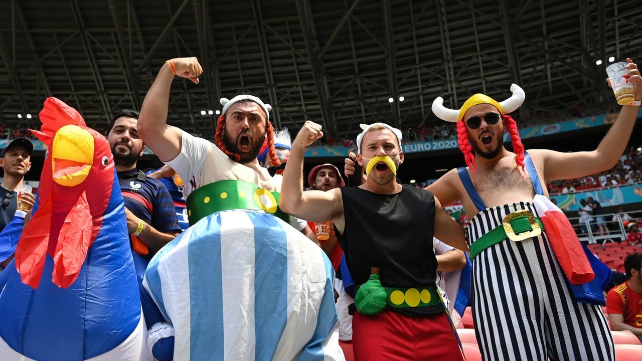 Französische Fans posieren als Asterix und Obelix mit einem gallischen Hahn vor dem Anpfiff.