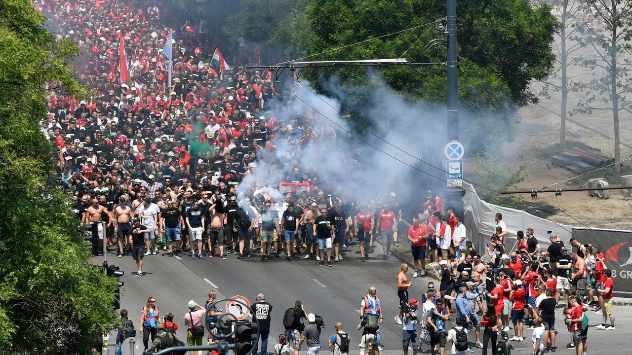 Tausende ungarische Fans marschieren vor dem Fußballspiel zur Puskas-Arena und zünden Böller und Rauchgranaten.