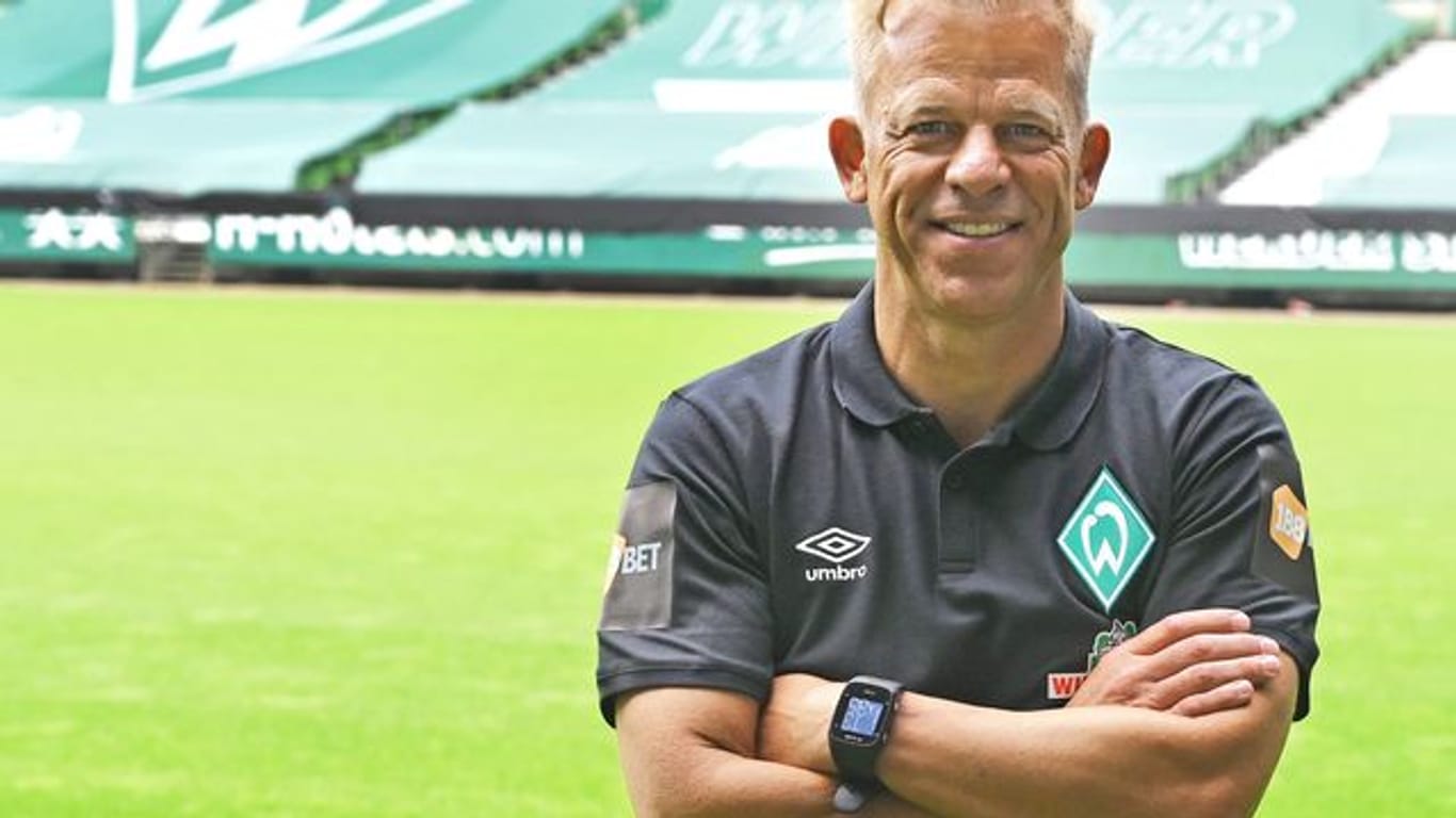 Werders neuer Trainer Markus Anfang steht bei seiner Vorstellung auf dem Rasen des Weserstadions.
