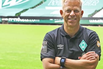 Werders neuer Trainer Markus Anfang steht bei seiner Vorstellung auf dem Rasen des Weserstadions.