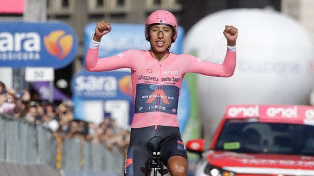 Der Kolumbianer Egan Bernal jubelt bei der Zieleinfahrt über den Gesamtsieg beim Giro d'Italia.