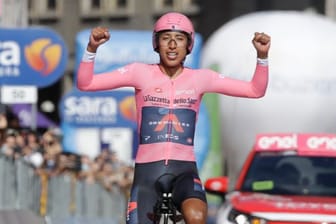 Der Kolumbianer Egan Bernal jubelt bei der Zieleinfahrt über den Gesamtsieg beim Giro d'Italia.
