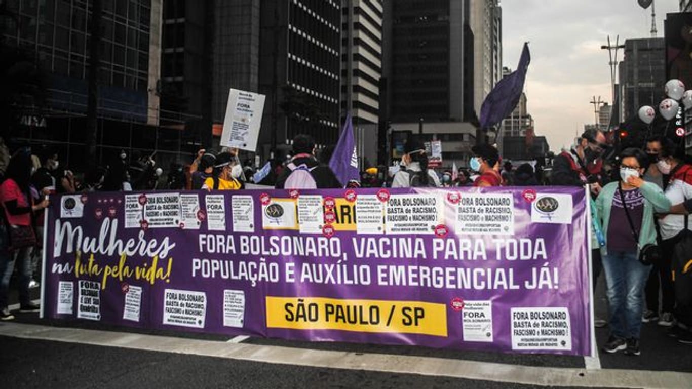 Demonstranten gehen in São Paulo gegen die Corona-Politik des brasilianischen Präsidenten Jair Bolsonaro auf die Straße.