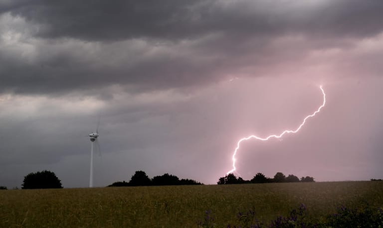 Niedersachsen: Ein Blitz schlägt am frühen Morgen während eine Gewitters in der Region Hannover ein.