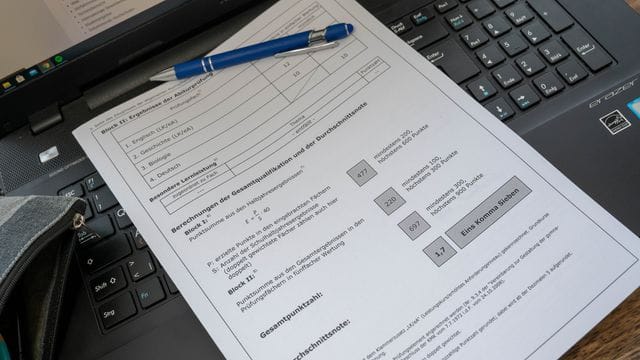 Ein Abiturzeugnis in der üblichen Papierform.