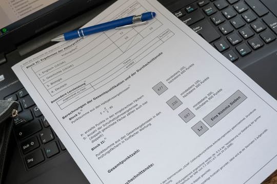 Ein Abiturzeugnis in der üblichen Papierform.
