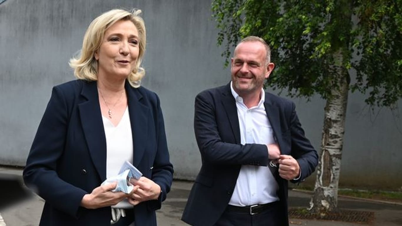 Marine Le Pen, Parteivorsitzende der Rassemblement National, und der lokale Kandidat Steeve Briois in Henin-Beaumont.