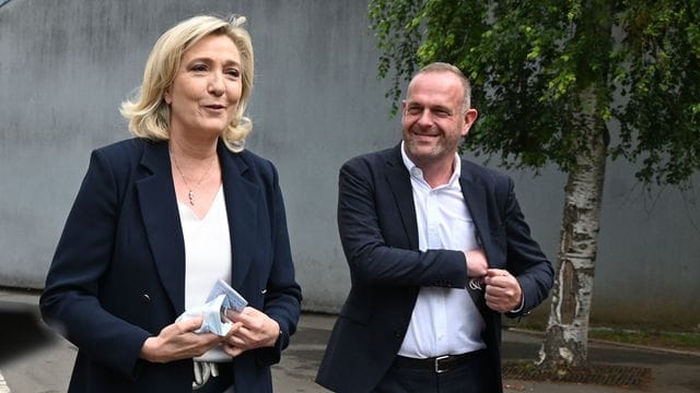 Marine Le Pen, Parteivorsitzende der Rassemblement National, und der lokale Kandidat Steeve Briois in Henin-Beaumont. Marine Le Pen, Parteivorsitzende der Rassemblement National, und der lokale Kandidat Steeve Briois in Henin-Beaumont.
