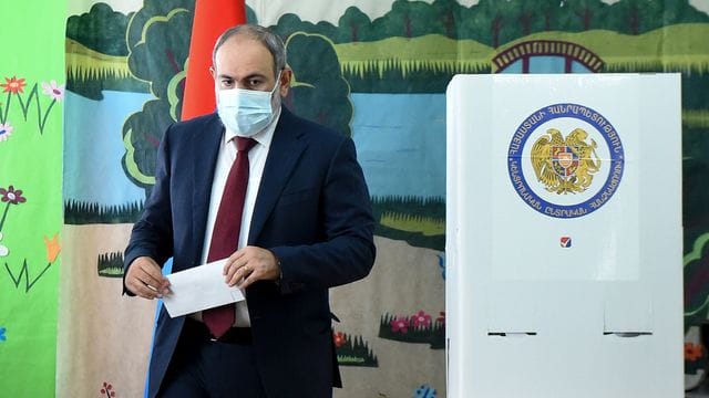 Regierungschef Nikol Paschinjan bei der Stimmabgabe in Eriwan. Regierungschef Nikol Paschinjan bei der Stimmabgabe in Eriwan.