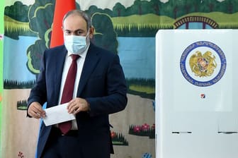 Regierungschef Nikol Paschinjan bei der Stimmabgabe in Eriwan.