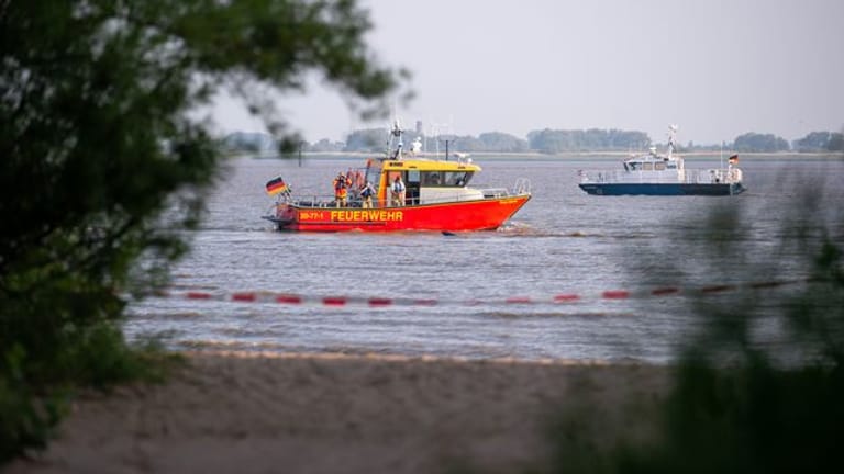 In der Elbe bei Kollmar (Kreis Steinburg) suchen Einsatzkräfte nach einem siebenjährigen Mädchen, das dort baden gegangen war.