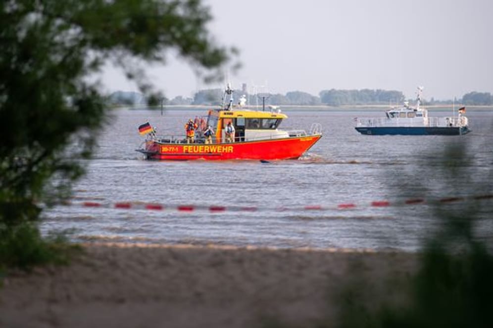 In der Elbe bei Kollmar (Kreis Steinburg) suchen Einsatzkräfte nach einem siebenjährigen Mädchen, das dort baden gegangen war.