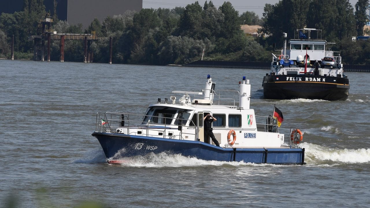 Einsatzkräfte suchen in Duisburg noch immer nach zwei Mädchen, die am Mittwochabend im Rhein baden waren. Einsatzkräfte suchen in Duisburg noch immer nach zwei Mädchen, die am Mittwochabend im Rhein baden waren.