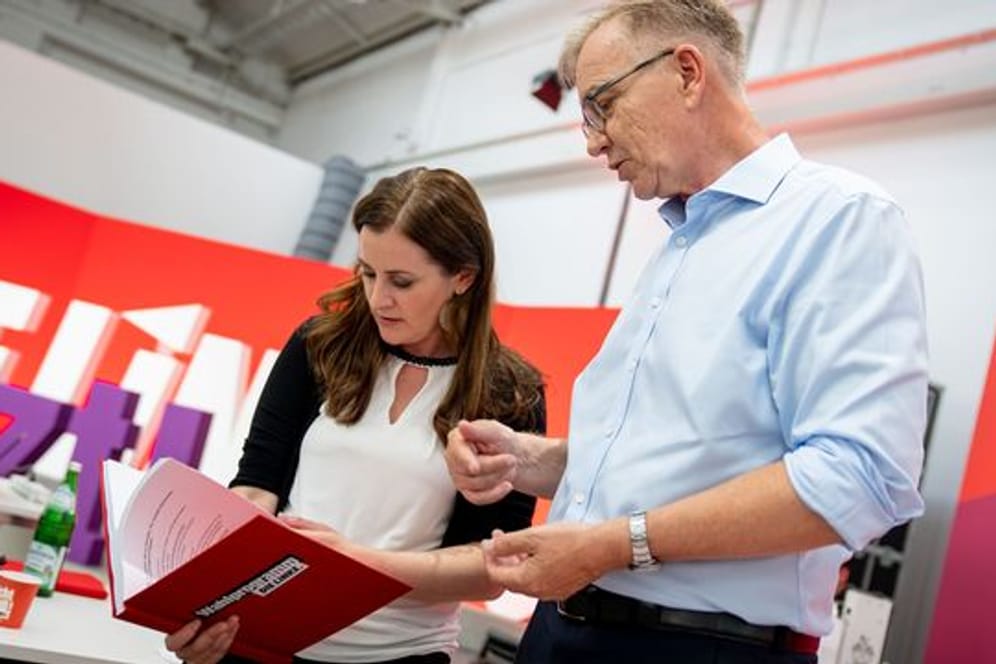 Die Linken-Spitzenkandidaten: Die Parteivorsitzende Janine Wissler und Fraktionschef Dietmar Bartsch schauen ins Wahlprogramm.