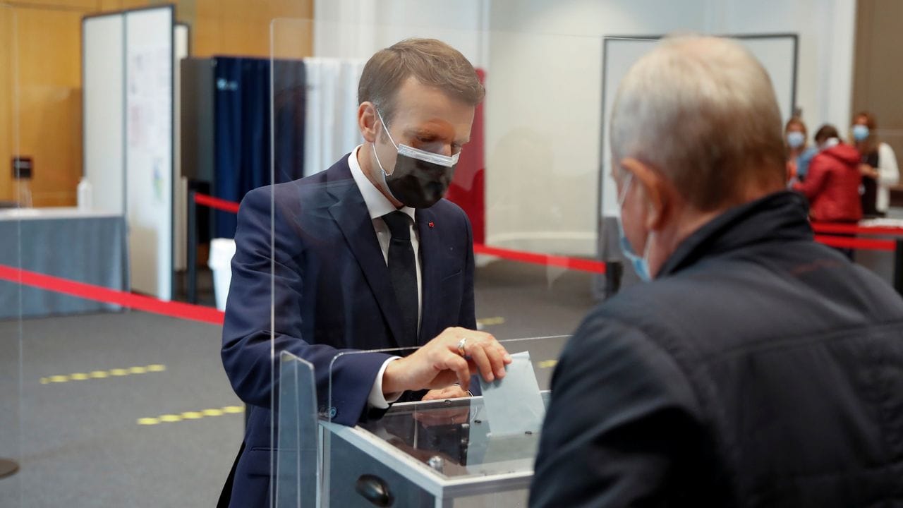 Präsident Emmanuel Macron wählt im Seebad Le Touquet-Paris-Plage.