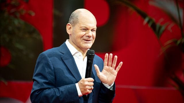 SPD-Kanzlerkandidat Olaf Scholz spricht beim digitalen SPD-Zukunftscamp im Willy-Brandt-Haus in Berlin. SPD-Kanzlerkandidat Olaf Scholz spricht beim digitalen SPD-Zukunftscamp im Willy-Brandt-Haus in Berlin.
