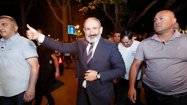 Daumen hoch: Nikol Paschinjan nach den Parlamentswahlen.
