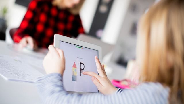 Schreiben lernen von zu Hause aus: Der Schulunterricht auf Distanz hat einer Studie zufolge Auswirkungen auf die Kompetenzentwicklung.
