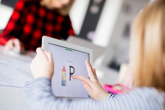 Schreiben lernen von zu Hause aus: Der Schulunterricht auf Distanz hat einer Studie zufolge Auswirkungen auf die Kompetenzentwicklung.