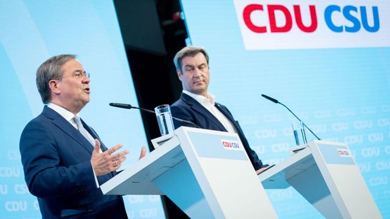 Kanzlerkandidat Armin Laschet (l) und CSU-Chef Markus Söder stellen das Programm von CDU und CSU vor.