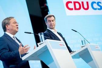 Kanzlerkandidat Armin Laschet (l) und CSU-Chef Markus Söder stellen das Programm von CDU und CSU vor.
