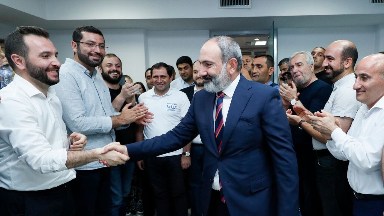Mit einem Lächeln begrüßt Nikol Paschinjan seine Parteikollegen nach den Parlamentswahlen.