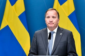 Schwedens Ministerpräsident Stefan Löfven tritt nach dem Votum vor die Presse.