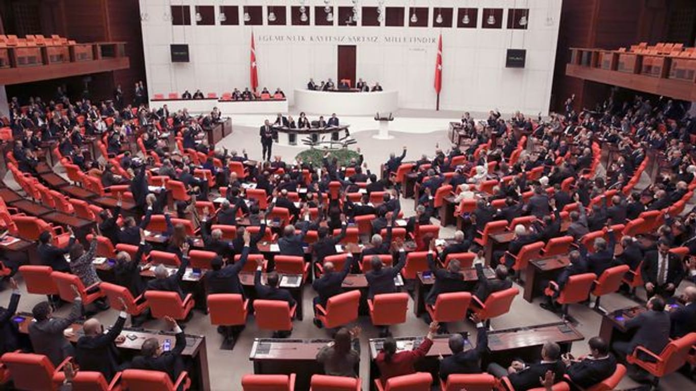 Das Archivbild zeigt das türkische Parlament in Ankara.