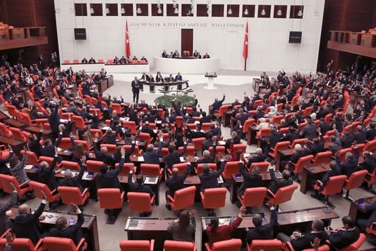 Das Archivbild zeigt das türkische Parlament in Ankara.