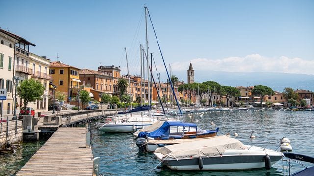 Boote liegen im Hafen des kleinen Ortes Maderno. Boote liegen im Hafen des kleinen Ortes Maderno.