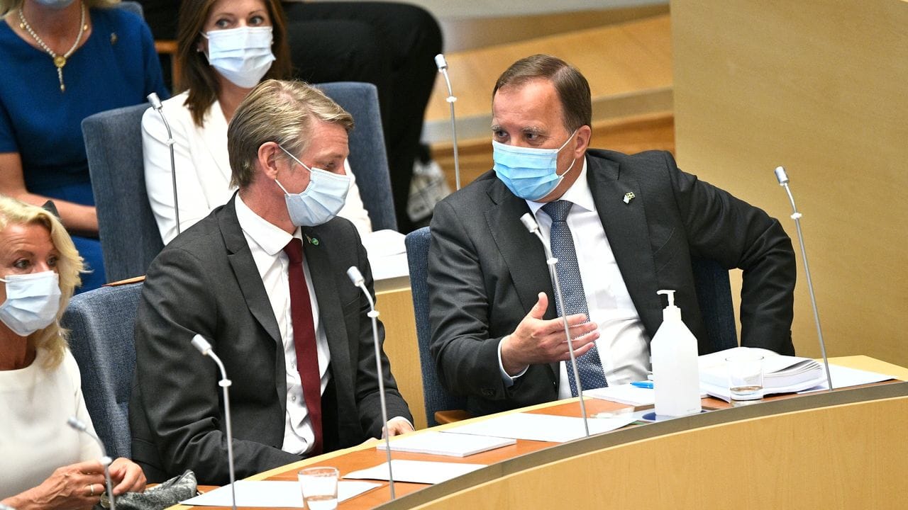 Ministerpräsident Stefan Löfven (r) bespricht sich mit Umweltminister Per Bolund.