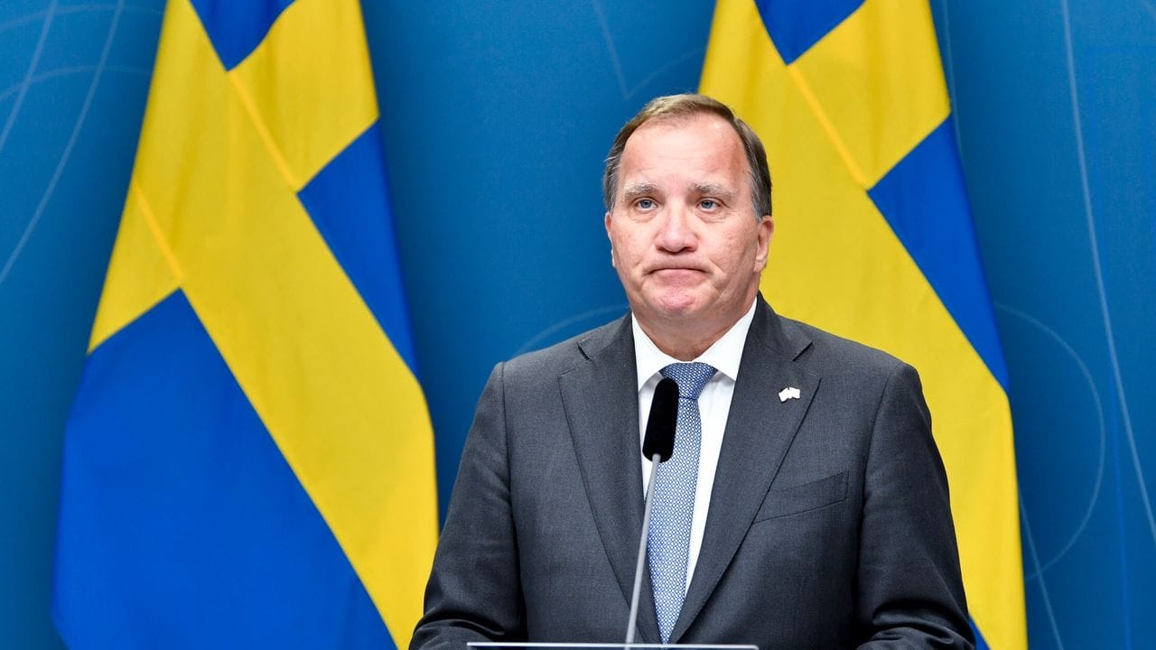 Schwedens Ministerpräsident Stefan Löfven tritt nach dem Votum vor die Presse.