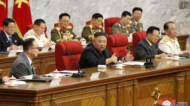 Der nordkoreanische Machthaber Kim Jong Un (M) während einer Versammlung der Arbeiterpartei. Der nordkoreanische Machthaber Kim Jong Un (M) während einer Versammlung der Arbeiterpartei.