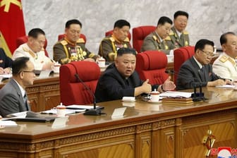 Der nordkoreanische Machthaber Kim Jong Un (M) während einer Versammlung der Arbeiterpartei.