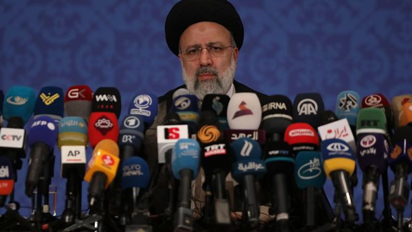 Irans designierter Präsident Ebrahim Raeissi gibt eine Pressekonferenz.