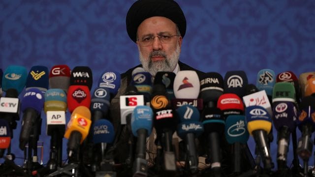 Irans designierter Präsident Ebrahim Raeissi gibt eine Pressekonferenz. Irans designierter Präsident Ebrahim Raeissi gibt eine Pressekonferenz.